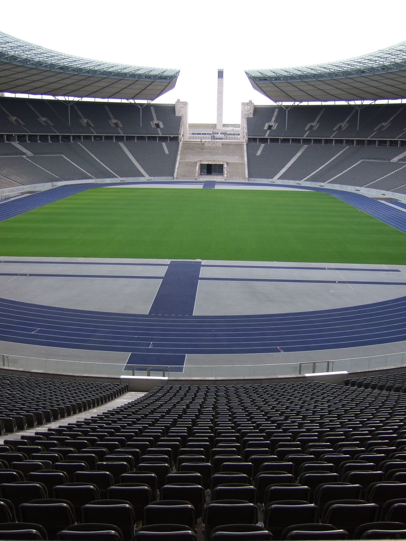 Photo 24 of 99 from the album Highlights Germany 2007.